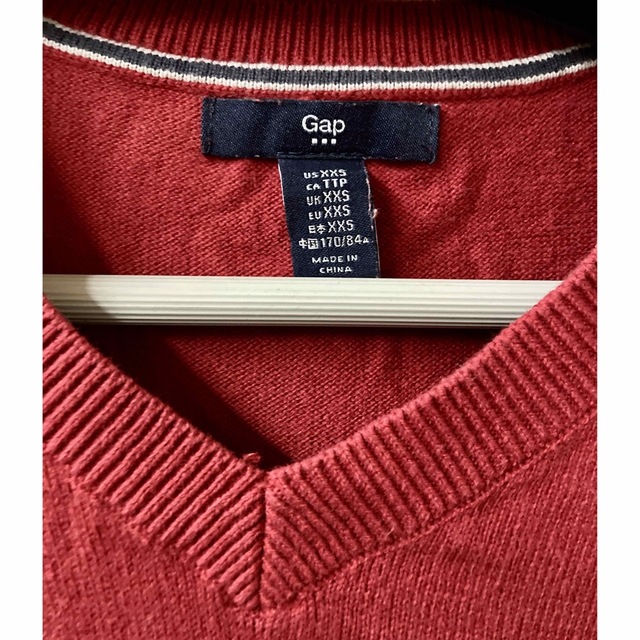 GAP(ギャップ)の【GAP！必見！】レッド　セーター　Vネック メンズのトップス(ニット/セーター)の商品写真