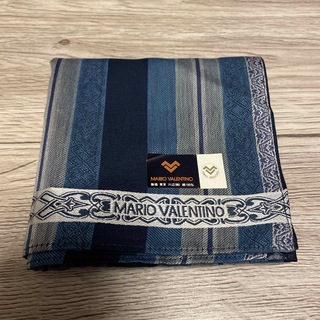 マリオバレンチノ(MARIO VALENTINO)のマリオバレンチノハンカチブルー(ハンカチ/ポケットチーフ)