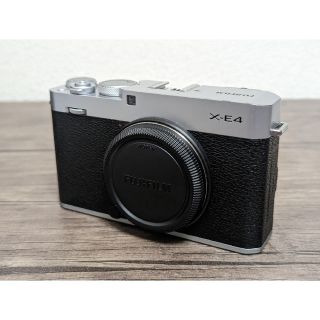 フジフイルム(富士フイルム)のFUJIFILM X-E4 シルバー(ミラーレス一眼)