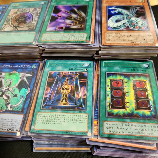 遊戯王(ユウギオウ)の【セール】遊戯王 引退品 まとめ売り スーパーレア以上  含む エンタメ/ホビーのアニメグッズ(カード)の商品写真