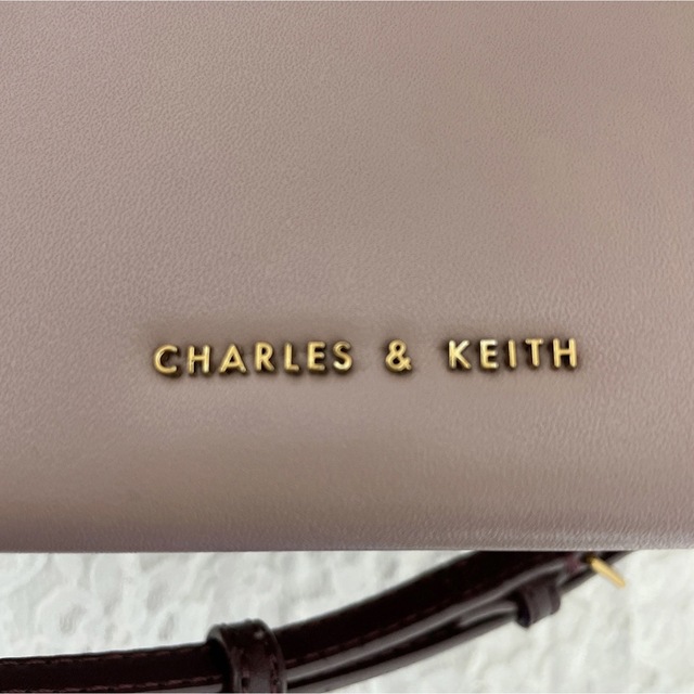 Charles and Keith(チャールズアンドキース)の海外限定色　チャールズ＆キース　ボウトップハンドルバッグ　モーブ　バイカラー レディースのバッグ(ショルダーバッグ)の商品写真