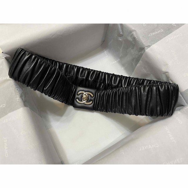 CHANEL(シャネル)のCHANEL シャネル　ベルト　ゴム　ターンロック　ブラック　ゴールド　革　新品 レディースのファッション小物(ベルト)の商品写真