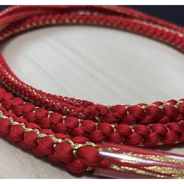 専用　帯締め　赤色＆シャンパンゴールド　正絹　金糸　振袖　成人式 レディースの水着/浴衣(振袖)の商品写真