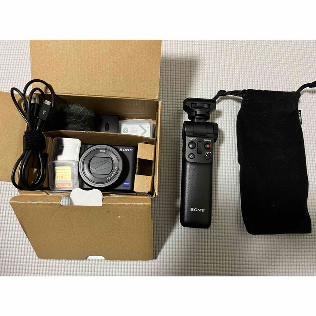 SONY(ソニー)のSony Digital camera ZV-1 とUSB・バッテリー スマホ/家電/カメラのカメラ(コンパクトデジタルカメラ)の商品写真