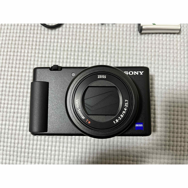 SONY(ソニー)のSony Digital camera ZV-1 とUSB・バッテリー スマホ/家電/カメラのカメラ(コンパクトデジタルカメラ)の商品写真