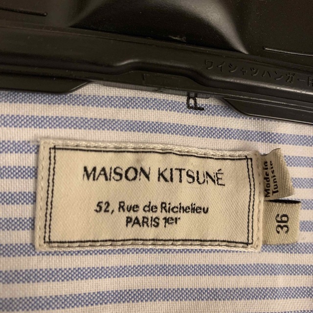 MAISON KITSUNE'(メゾンキツネ)の MAISON KITSUNEメゾン キツネ　ロゴ　シャツ　36 レディースのトップス(シャツ/ブラウス(長袖/七分))の商品写真