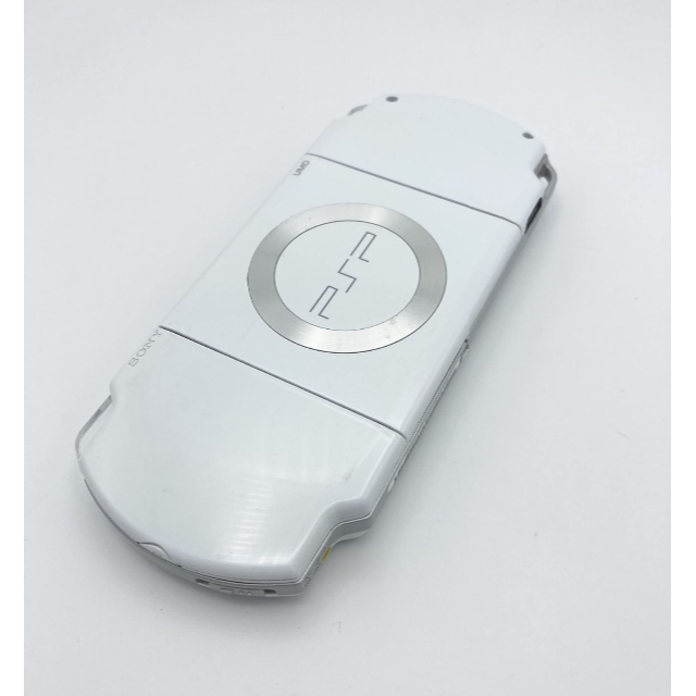 PlayStation Portable(プレイステーションポータブル)のPSP プレイステーション・ポータブル アイス・シルバー  PSP-2000IS エンタメ/ホビーのゲームソフト/ゲーム機本体(携帯用ゲーム機本体)の商品写真