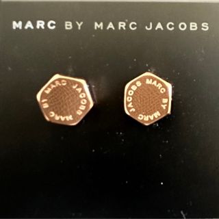 マークバイマークジェイコブス(MARC BY MARC JACOBS)の新品未使用　ピンクゴールド　ロゴピアス(ピアス)