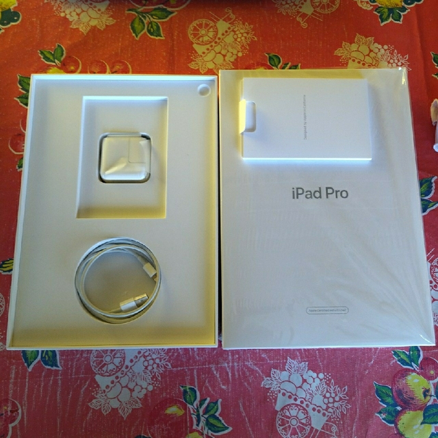 iPad(アイパッド)のiPad Pro 10.5 64GB スペースグレイ　おまけ付き スマホ/家電/カメラのPC/タブレット(タブレット)の商品写真