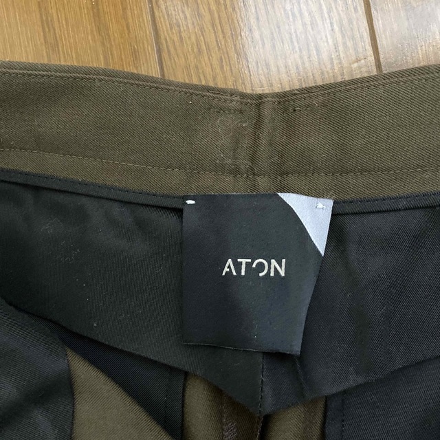 ATON(エイトン)のATON タックパンツ　茶色　試着のみ レディースのパンツ(カジュアルパンツ)の商品写真