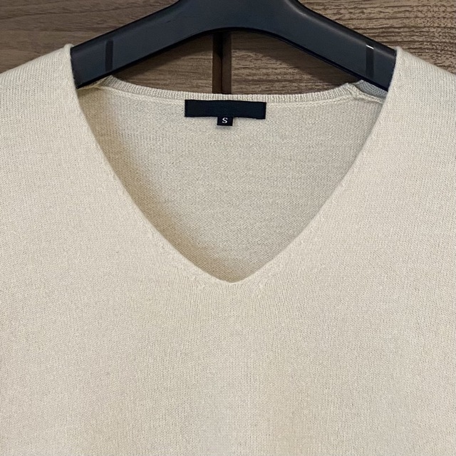 ICB(アイシービー)のICB ウールとカシミヤ素材のＶネックニット　刺繍入り レディースのトップス(ニット/セーター)の商品写真
