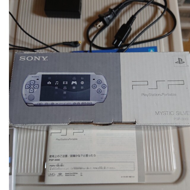 PlayStation Portable(プレイステーションポータブル)のPSP-3000 本体 箱付き シルバー エンタメ/ホビーのゲームソフト/ゲーム機本体(携帯用ゲーム機本体)の商品写真