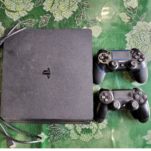 PlayStation4 slim 本体/PS4コントローラー2つ