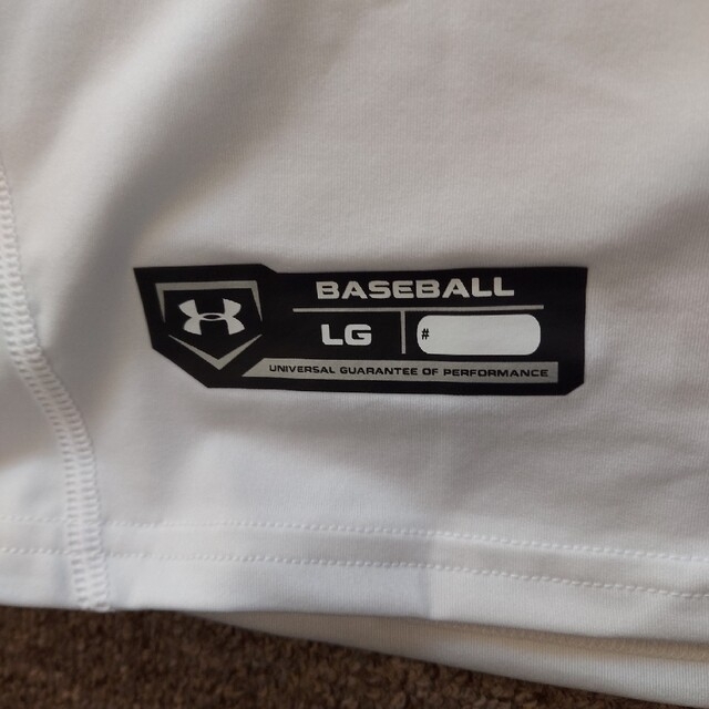 UNDER ARMOUR(アンダーアーマー)のアンダーシャツ　白 スポーツ/アウトドアの野球(ウェア)の商品写真