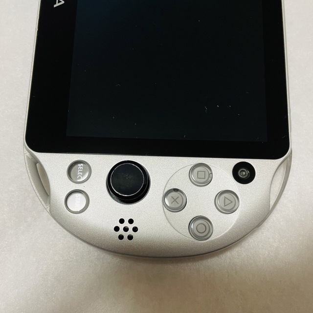 PlayStation Vita(プレイステーションヴィータ)のPSVita PCH-2000 ZA25 本体 シルバー 動作良好 エンタメ/ホビーのゲームソフト/ゲーム機本体(家庭用ゲーム機本体)の商品写真