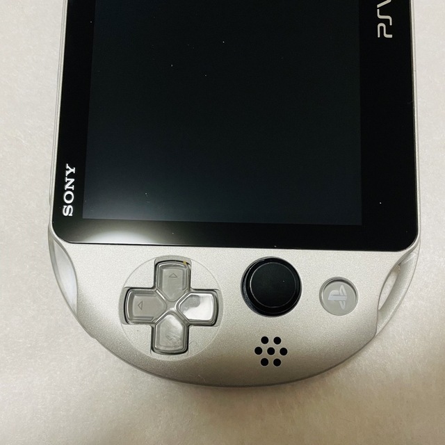 PlayStation Vita(プレイステーションヴィータ)のPSVita PCH-2000 ZA25 本体 シルバー 動作良好 エンタメ/ホビーのゲームソフト/ゲーム機本体(家庭用ゲーム機本体)の商品写真