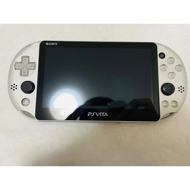 PlayStation Vita(プレイステーションヴィータ)のPSVita PCH-2000 ZA25 本体 シルバー 動作良好 エンタメ/ホビーのゲームソフト/ゲーム機本体(家庭用ゲーム機本体)の商品写真