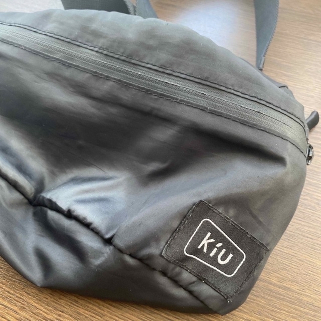 KiU(キウ)のkiu     サコッシュ　　ブラック レディースのバッグ(ボディバッグ/ウエストポーチ)の商品写真