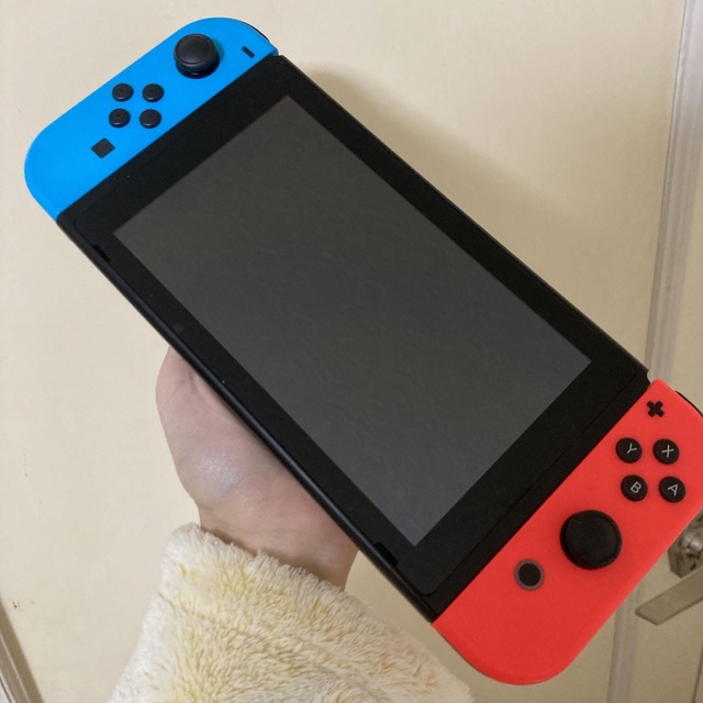 Nintendo Switch(ニンテンドースイッチ)のNintendo Switch ネオンレッド ネオンブルー エンタメ/ホビーのゲームソフト/ゲーム機本体(家庭用ゲーム機本体)の商品写真