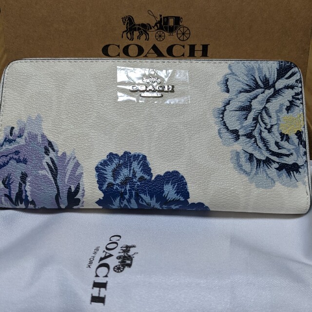 COACH(コーチ)のCOACH  長財布　白系シグネチャー　青い大きな花柄 レディースのファッション小物(財布)の商品写真