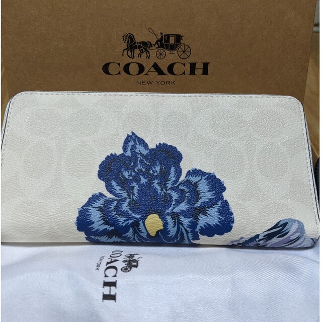 COACH(コーチ)のCOACH  長財布　白系シグネチャー　青い大きな花柄 レディースのファッション小物(財布)の商品写真