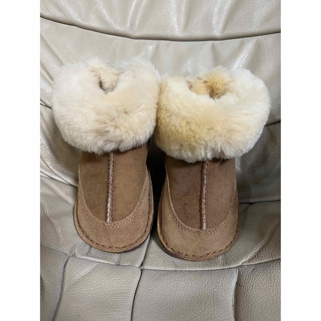 UGG(アグ)のUGG   ムートンブーツ　1歳半〜2歳用　試着程度　箱なし キッズ/ベビー/マタニティのベビー靴/シューズ(~14cm)(ブーツ)の商品写真