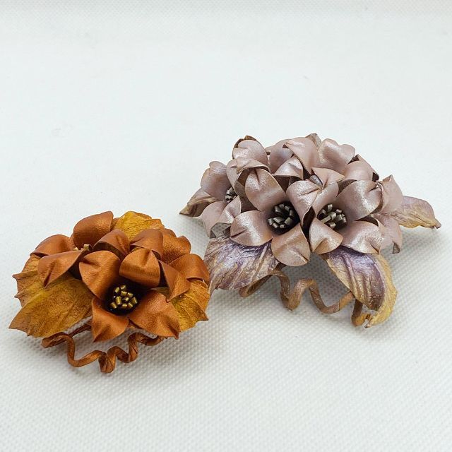 【花コサージュ】革製 ブローチ 軽量 ハンドメイド 2個セット