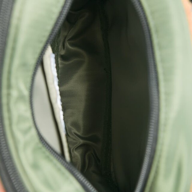 BROWNY(ブラウニー)の新品　　ボア素材で切替を施したショルダーバッグ レディースのバッグ(ショルダーバッグ)の商品写真