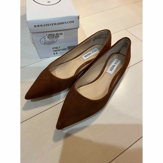 Steve Madden(スティーブマデン)の新品箱有り★STEVE MADDEN スウェード　フラットパンプス　36.5 レディースの靴/シューズ(ハイヒール/パンプス)の商品写真