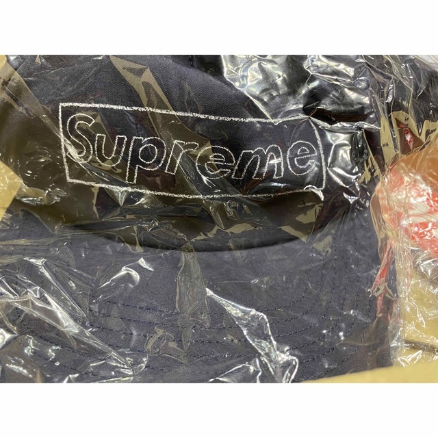 Supreme(シュプリーム)のデッドストック supreme KAWS Chalk Logo 5-Panel メンズの帽子(キャップ)の商品写真