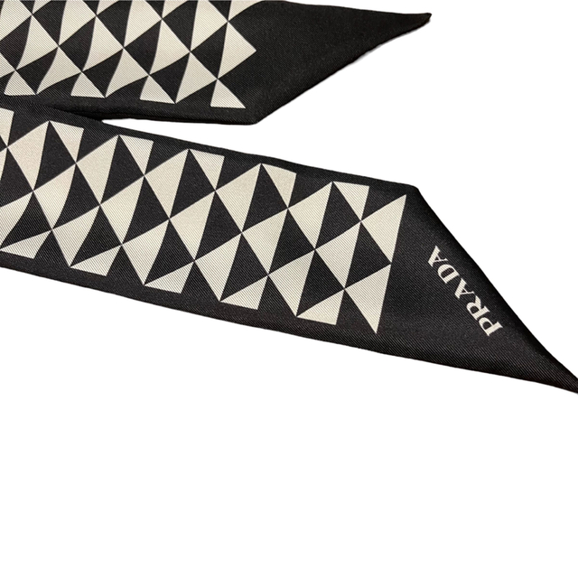 PRADA(プラダ)のプラダ　美品　プリントツイルスカーフ レディースのファッション小物(バンダナ/スカーフ)の商品写真