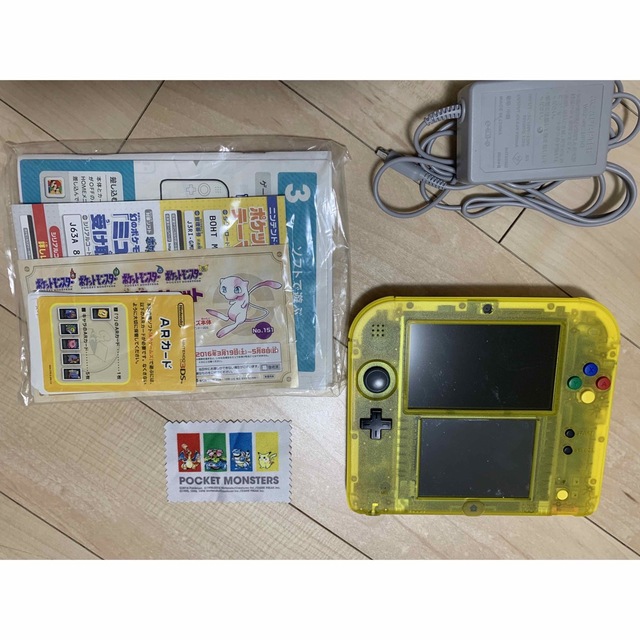 任天堂(ニンテンドウ)のピカチュウ2DS  カセット12個付き　箱なし エンタメ/ホビーのゲームソフト/ゲーム機本体(携帯用ゲーム機本体)の商品写真