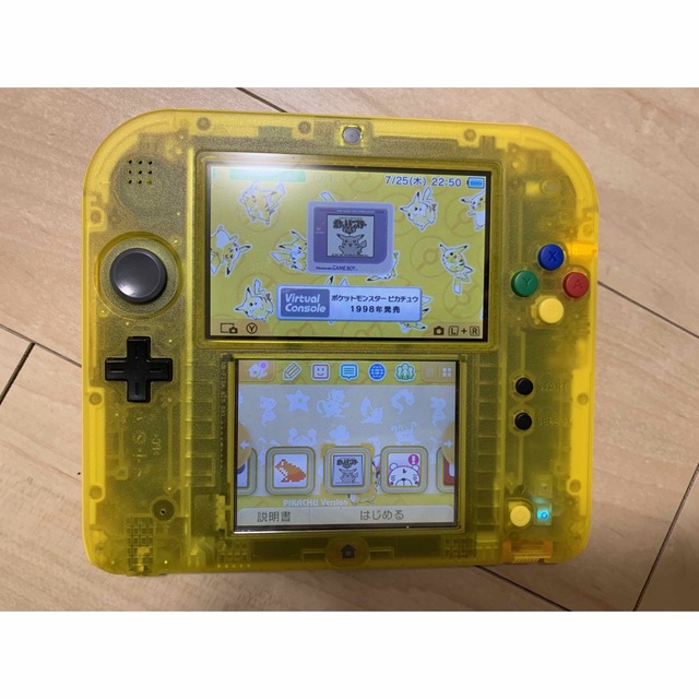 任天堂(ニンテンドウ)のピカチュウ2DS  カセット12個付き　箱なし エンタメ/ホビーのゲームソフト/ゲーム機本体(携帯用ゲーム機本体)の商品写真