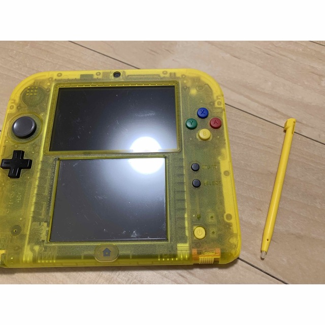 任天堂(ニンテンドウ)のピカチュウ2DS  カセット12個付き　箱なし エンタメ/ホビーのゲームソフト/ゲーム機本体(携帯用ゲーム機本体)の商品写真