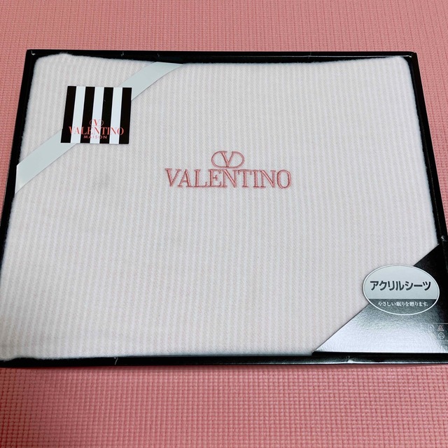valentino garavani(ヴァレンティノガラヴァーニ)のVALENTINO GARAVANI ヴァレンティノ　アクリルシーツ　新品 インテリア/住まい/日用品の寝具(シーツ/カバー)の商品写真