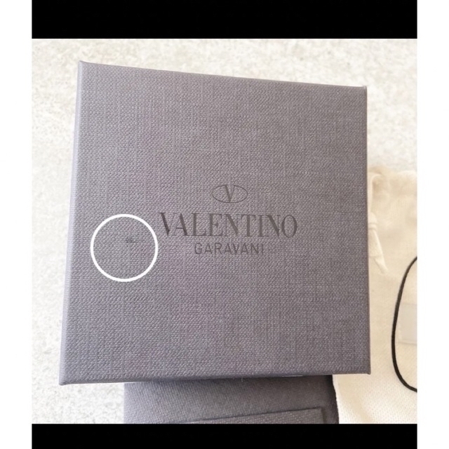 VALENTINO(ヴァレンティノ)のラスト１つ⭐️正規品ヴァレンティノ⭐️男女⭐️シグネチャーブレスレット⭐️Vロゴ レディースのアクセサリー(ブレスレット/バングル)の商品写真