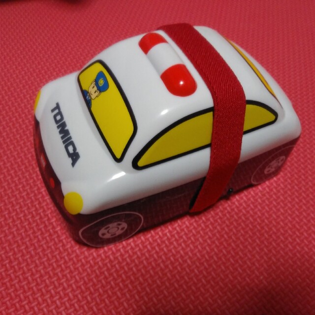 Takara Tomy(タカラトミー)のトミカ　パトカー　ランチボックス　弁当箱 キッズ/ベビー/マタニティのこども用ファッション小物(その他)の商品写真