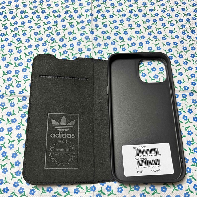 adidas(アディダス)の🌈【iPhone 14】adidas 手帳ケース スマホ/家電/カメラのスマホアクセサリー(iPhoneケース)の商品写真