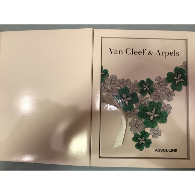 Van Cleef & Arpels(ヴァンクリーフアンドアーペル)のVan Cleef & Arpels ヴァンクリーフ  写真集 レディースのアクセサリー(ネックレス)の商品写真