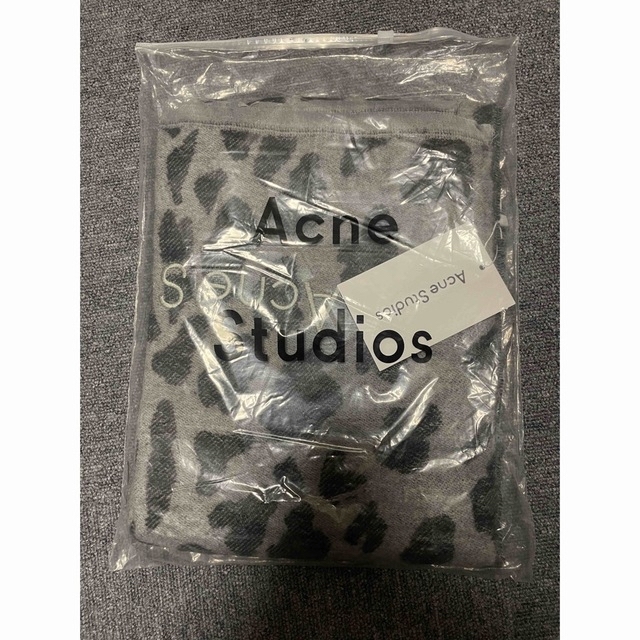Acne Studios(アクネストゥディオズ)の大判　マフラー　レオパード　ヒョウ柄　ストール メンズのファッション小物(ストール)の商品写真