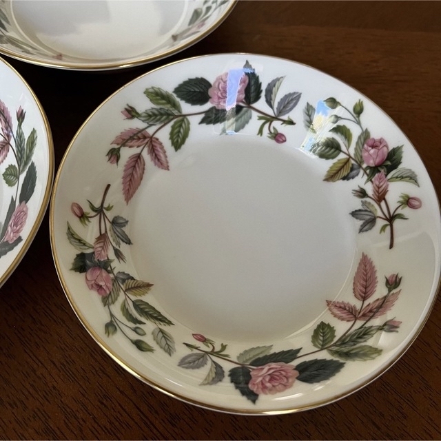 WEDGWOOD(ウェッジウッド)の【黒壺美品】ウェッジウッド★ハザウェイローズ★フルーツソーサー　3枚 インテリア/住まい/日用品のキッチン/食器(食器)の商品写真