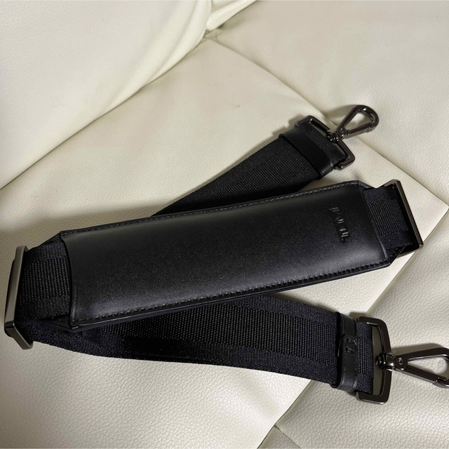 TUMI(トゥミ)のtumi TUMI ショルダーベルト　ブラック　肩当てレザーー メンズのバッグ(ショルダーバッグ)の商品写真
