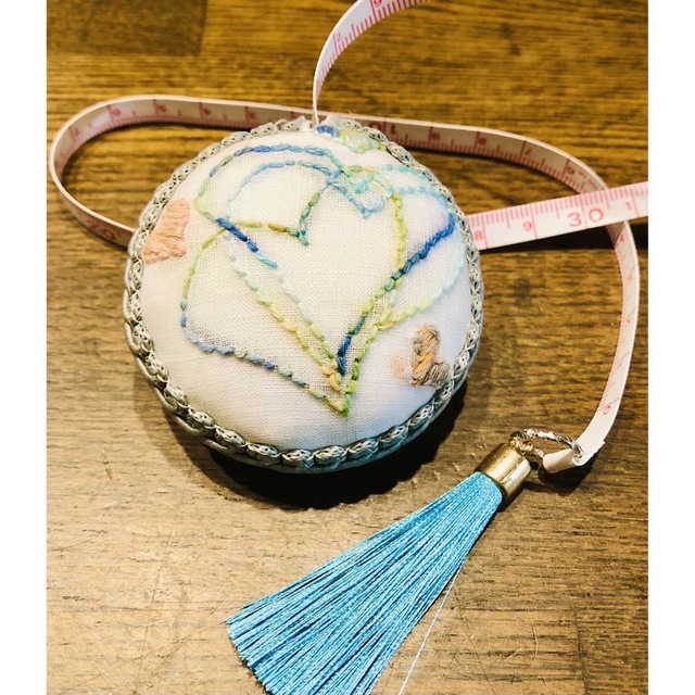 <徒然なるままの手刺繍のメジャー>マカロンメジャー　オールハンドメイド ハンドメイドの文具/ステーショナリー(その他)の商品写真