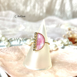 オーロラに輝くハーフムーン ガーリーピンクのリング 指輪 フリーサイズ (リング(指輪))