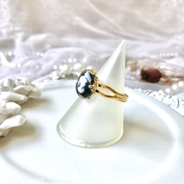 Lily Brown(リリーブラウン)のアンティーク調 ブラックカメオのリング 指輪 フリーサイズ レディースのアクセサリー(リング(指輪))の商品写真