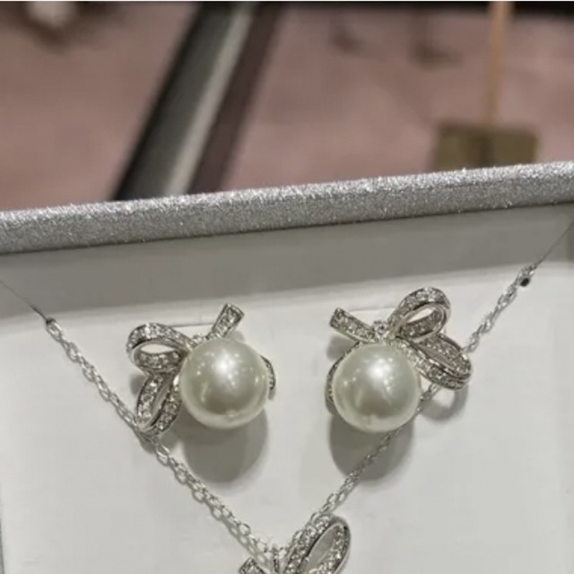 kate spade new york(ケイトスペードニューヨーク)の<新品>ケイトスペード★リボンパールピアス レディースのアクセサリー(ピアス)の商品写真