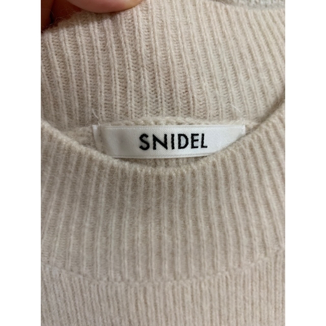 SNIDEL(スナイデル)のスナイデル シースルーショルダーミニニットワンピース 22秋冬 レディースのワンピース(ミニワンピース)の商品写真