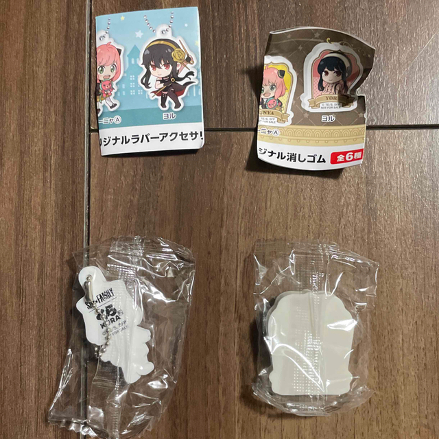 くら寿司 スパイファミリー　アーニャ消しゴムラバーアクセサリー2種セット  エンタメ/ホビーのおもちゃ/ぬいぐるみ(キャラクターグッズ)の商品写真