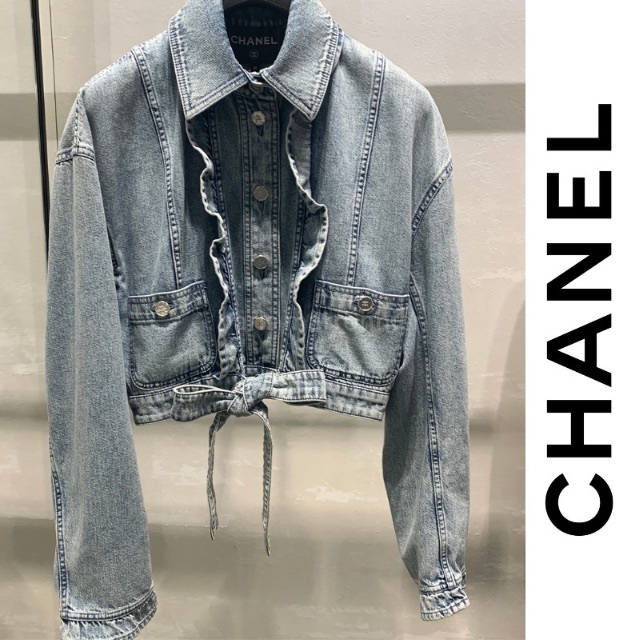 CHANEL(シャネル)の新品同様♢CHANEL♢フリル デニムジャケット 38 22AW レディースのジャケット/アウター(Gジャン/デニムジャケット)の商品写真