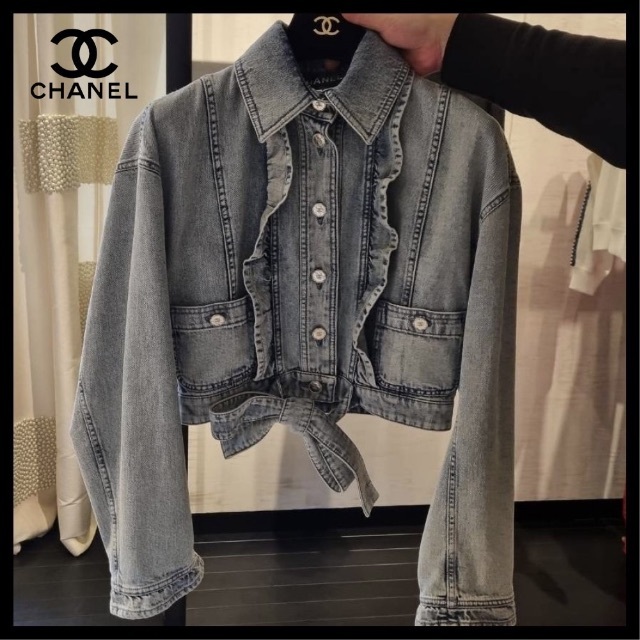 CHANEL(シャネル)の新品同様♢CHANEL♢フリル デニムジャケット 38 22AW レディースのジャケット/アウター(Gジャン/デニムジャケット)の商品写真